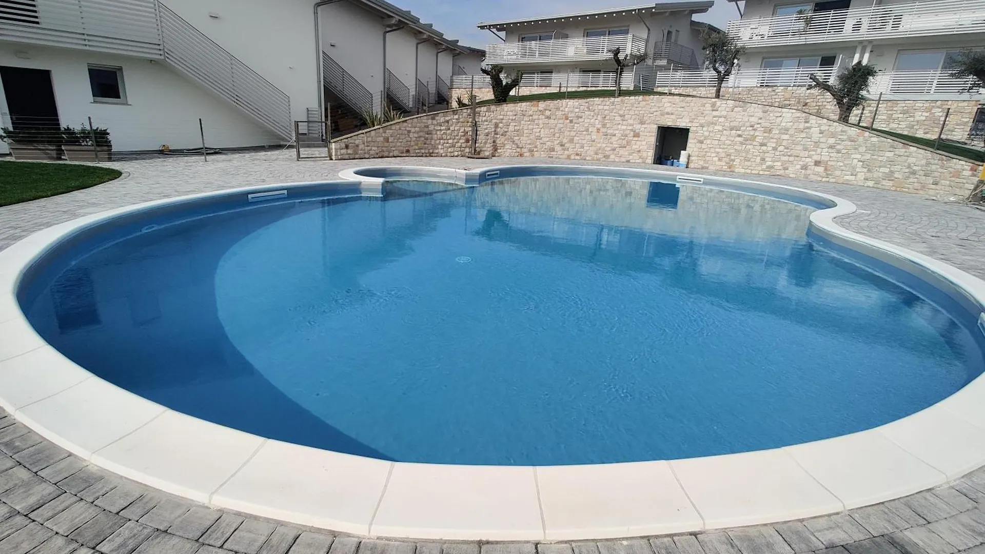 Apartment Bilocale In Residence Vista Lago Con Piscina Polpenazze del Garda